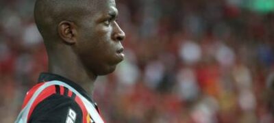 Flamengo amplia contrato de Vinícius Júnior até 2022