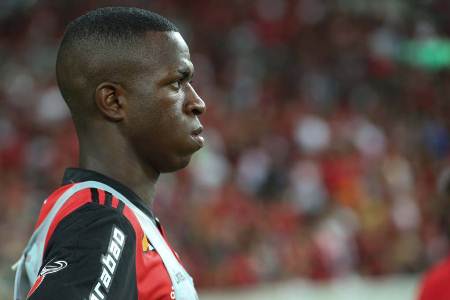 Flamengo amplia contrato de Vinícius Júnior até 2022