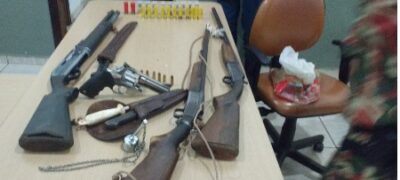 Homens que usavam 13 cães em caçada são presos e multados em R$ 7 mil