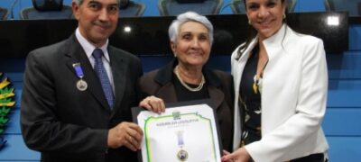 Governador recebe comenda em comemoração aos 150 anos da Retirada da Laguna