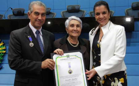Governador recebe comenda em comemoração aos 150 anos da Retirada da Laguna
