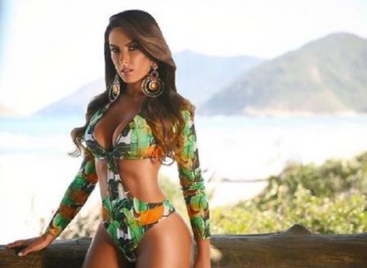 Nicole bahls surge deslumbrante em ensaio de biquíni após ‘mão boba’ de ator em bastidor