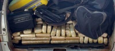 Polícia Militar prende duas mulheres com 97 quilos de maconha em um carro