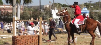 Reinaldo Azambuja acompanha em Nioaque encenação da Retirada da Laguna