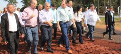 Reinaldo Azambuja visita canteiro de obras e  diz que o Estado está reconstruindo a MS-156