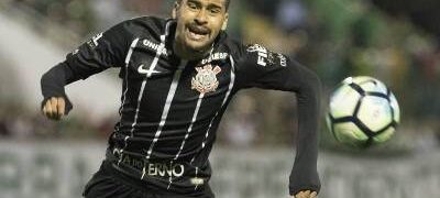 Carille ignora gritos de campeão da torcida após triunfo em Chapecó