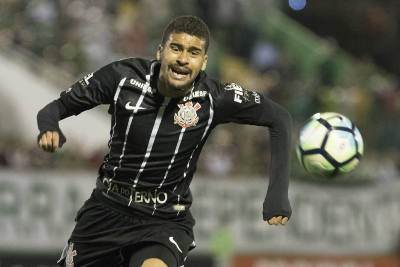 Carille ignora gritos de campeão da torcida após triunfo em Chapecó