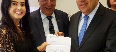 Deputada Mara Caseiro entrega a ministro da Educação solicitações de reforma para escolas do Conesul