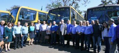 Prefeitos comemoram economia e conforto de alunos com entrega para o transporte escolar
