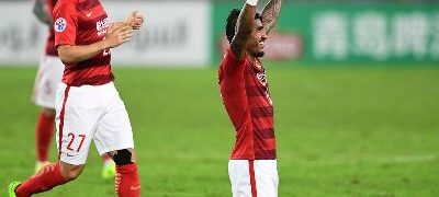 Paulinho viaja na segunda para assinar com o Barcelona, diz jornal