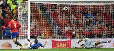 Espanha domina a Itália e fica perto da vaga na Copa do Mundo