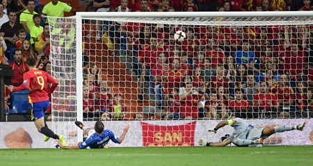 Espanha domina a Itália e fica perto da vaga na Copa do Mundo