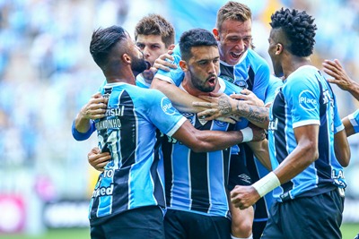 Grêmio goleia Sport e diminui vantagem para o Corinthians