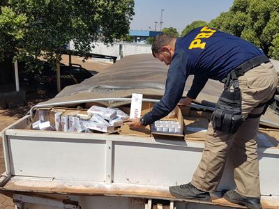 PRF apreende 300 mil maços de cigarros contrabandeados e motorista é preso