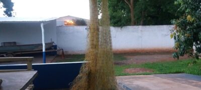 PMA autua pescador por pescar com tarrafas no rio Apa e apreende barco e os petrechos