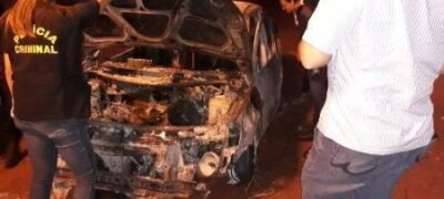 Veiculo com placa Paraguaia e encontrado incendiado com um corpo na Fronteira