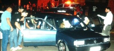 Homens em carro prata executam duas pessoas e ferem outra na Capital