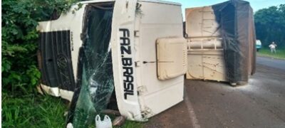 Carreta tomba próximo a Bela Vista , após pneu estourar