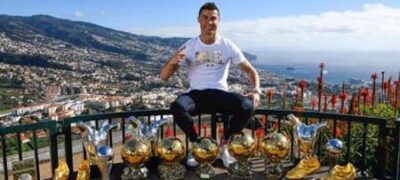 Na terra natal, Cristiano Ronaldo posa com seus troféus