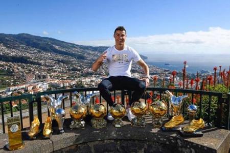 Na terra natal, Cristiano Ronaldo posa com seus troféus