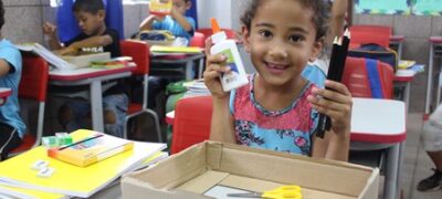 Prefeitura entrega kit de material escolar para rede municipal de ensino