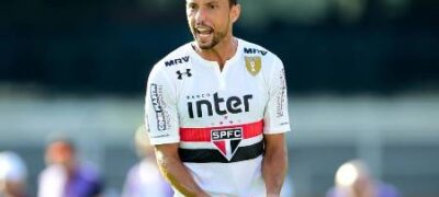 São Paulo joga melhor, quebra jejum e abre vantagem sobre o Corinthians
