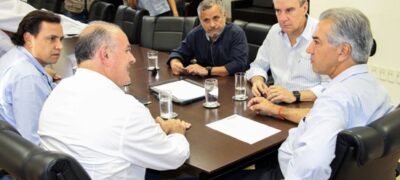 Paulo Corrêa, Manoel Viais e Reinaldo Azambuja assinam convênio para construção de campo de futebol em Caracol