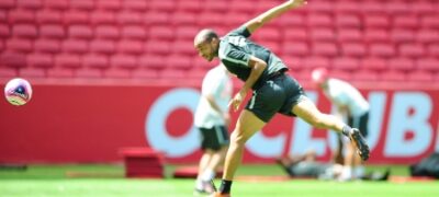 Roger chega ao CT do Corinthians para fazer exames e assinar contrato