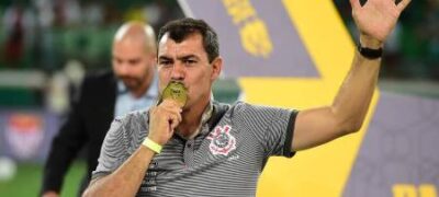 Carille assegura permanência e diz: “É chato enfrentar o Corinthians”