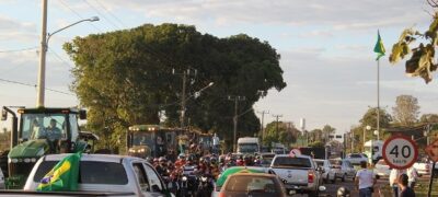 Protesto de caminhoneiros arrasta multidão em Bela Vista