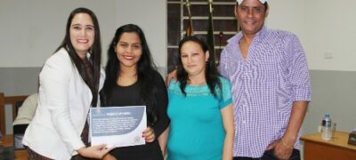 Vereadora Fabrizia Tinoco homenageia aluna vencedora do concurso de redação