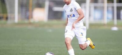 Pais de jogadores da base acusam Santos de assédio por contrato; clube nega