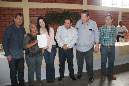 Mara Caseiro celebra entrega de contratos de concessão de uso a assentados de Tacuru