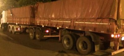 Polícia Militar apreende carreta  com carga de cigarros contrabandeados