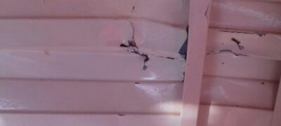 Homem armado com faca tenta arrombar a janela para entrar em busca da ex:esposa.