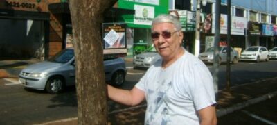 Dia do Escritor: Brígido Ibanhes ‘planta’ livros em árvores de Dourados