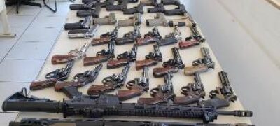 PRF apreende arsenal de guerra com 50 armas, incluindo fuzil e espingardas