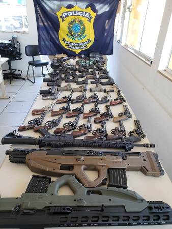 PRF apreende arsenal de guerra com 50 armas, incluindo fuzil e espingardas
