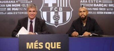 Arturo Vidal assina contrato e é apresentado no Barcelona