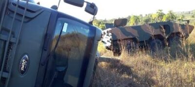 Guincho tomba ao tentar desvirar veículo blindado do Exército na fronteira