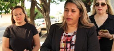 Pais e alunos foram vestido de preto em protesto à volta da professora (Marina Pacheco)