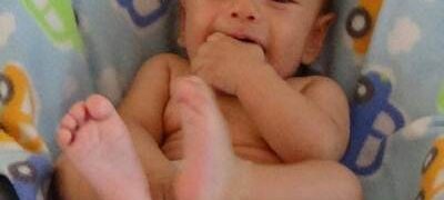 Bebê nasce com má-formação no órgão genital e família pede ajuda para tratamento específico