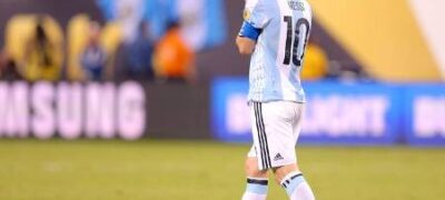 ‘Encontrei Messi sozinho, chorando como um bebê’, relembra ex-companheiro