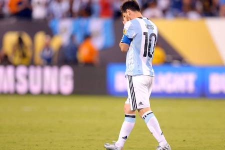 ‘Encontrei Messi sozinho, chorando como um bebê’, relembra ex-companheiro