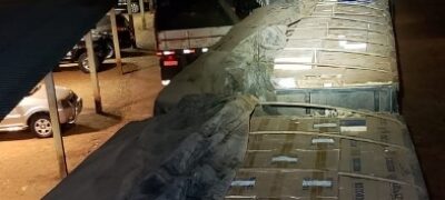 PF apreende carga milionária de cigarros contrabandeados em caminhões bitrem