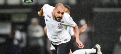Danilo assegura outro ano na carreira e busca décima temporada no Corinthians