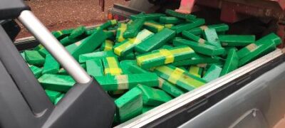 Cães da Polícia Federal encontram quase uma tonelada de maconha em caminhão