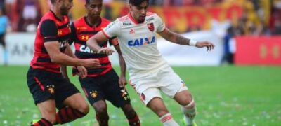 Flamengo vence com um a menos e volta a sonhar com título