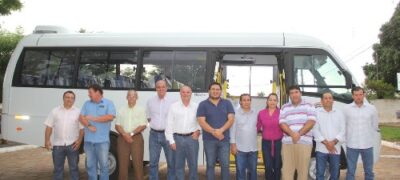 Prefeito de Caracol entrega mais um veiculo para transporte de pacientes da saúde