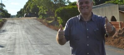 Prefeito Manoel Viais comemora avanço de nova frente de asfalto